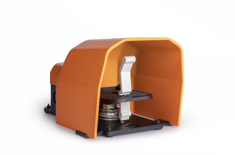 Педаль одиночная 1НО+1НЗ с защитным кожухом (алюм.) оранж. цвета основание для рукояти (250В AC 4А) IP65 EMAS PDKA11BX10T