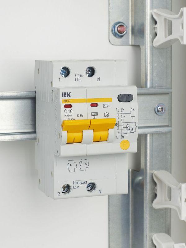 Выключатель автоматический дифференциального тока 2п C 16А 30мА тип AC 4.5кА АД-12 KARAT IEK MAD10-2-016-C-030