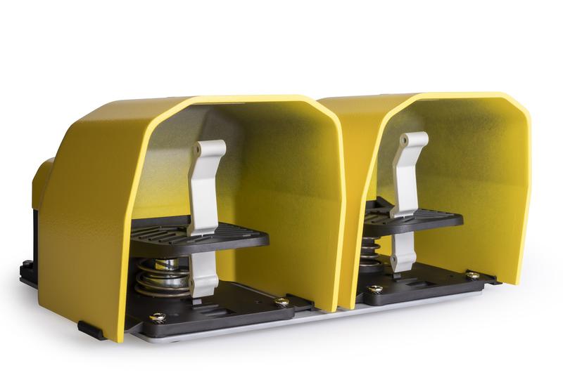 Педаль двойная 2x(1НО+1НЗ) + (1НО+1НЗ) 2 скорости с защитным кожухом (алюм.) желт. цвета основание для рукояти (250В AC 4А) IP65 EMAS PDKA22GB20