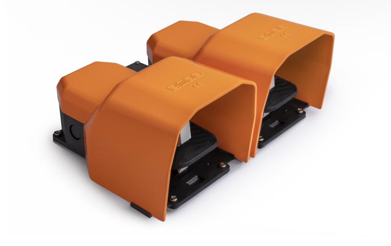 Педаль двойная (1НО+1НЗ) + (1НО+1НЗ) с защитным кожухом (алюм.) оранж. цвета основание для рукояти (250В AC 4А) IP65 EMAS PDKA22BB10T