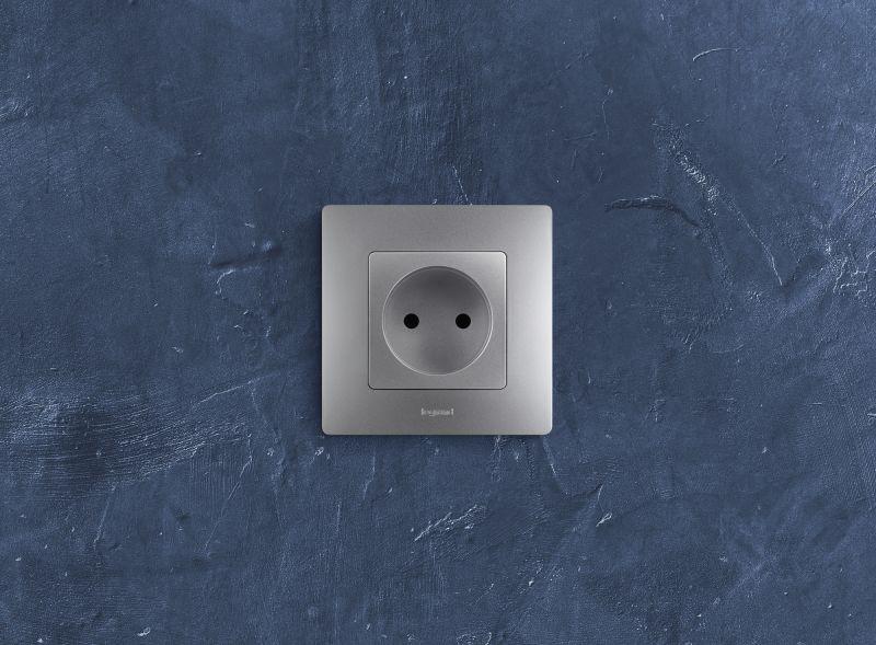 Розетка 1-м СП Etika 16А IP31 250В 2P без заземл. защ. шторки немецк. стандарт винтов. клеммы механизм алюм. Leg 672434