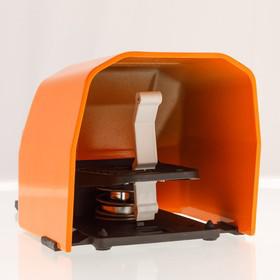 Педаль одиночная 2x(1НО+1НЗ) 2 скорости с защитным кожухом (алюм.) оранж. цвета (250В AC 4А) IP65 EMAS PDKS11GX20T