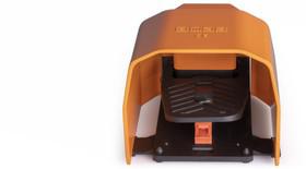 Педаль одиночная 1НО+1НЗ с фиксацией с защитным кожухом (алюм.) оранж. цвета (250В AC 4А) IP65 EMAS PDKS11BX11T