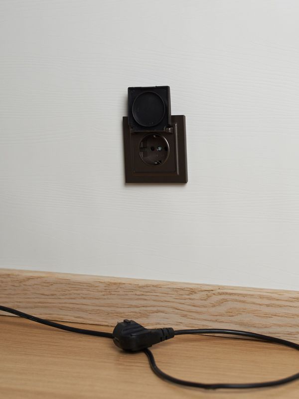 Розетка BRITE РСбш10-3-БрТБ 16А IP20 с заземл. защ. шторки с крышкой механизм бронза IEK BR-R16-16-K45