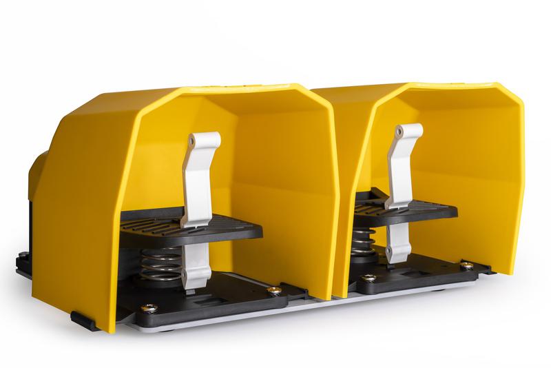 Педаль двойная (1НО+1НЗ) + (1НО+1НЗ) с защитным кожухом (пластик) желт. цвета (250В AC 4А) IP65 EMAS PPKA22BB10