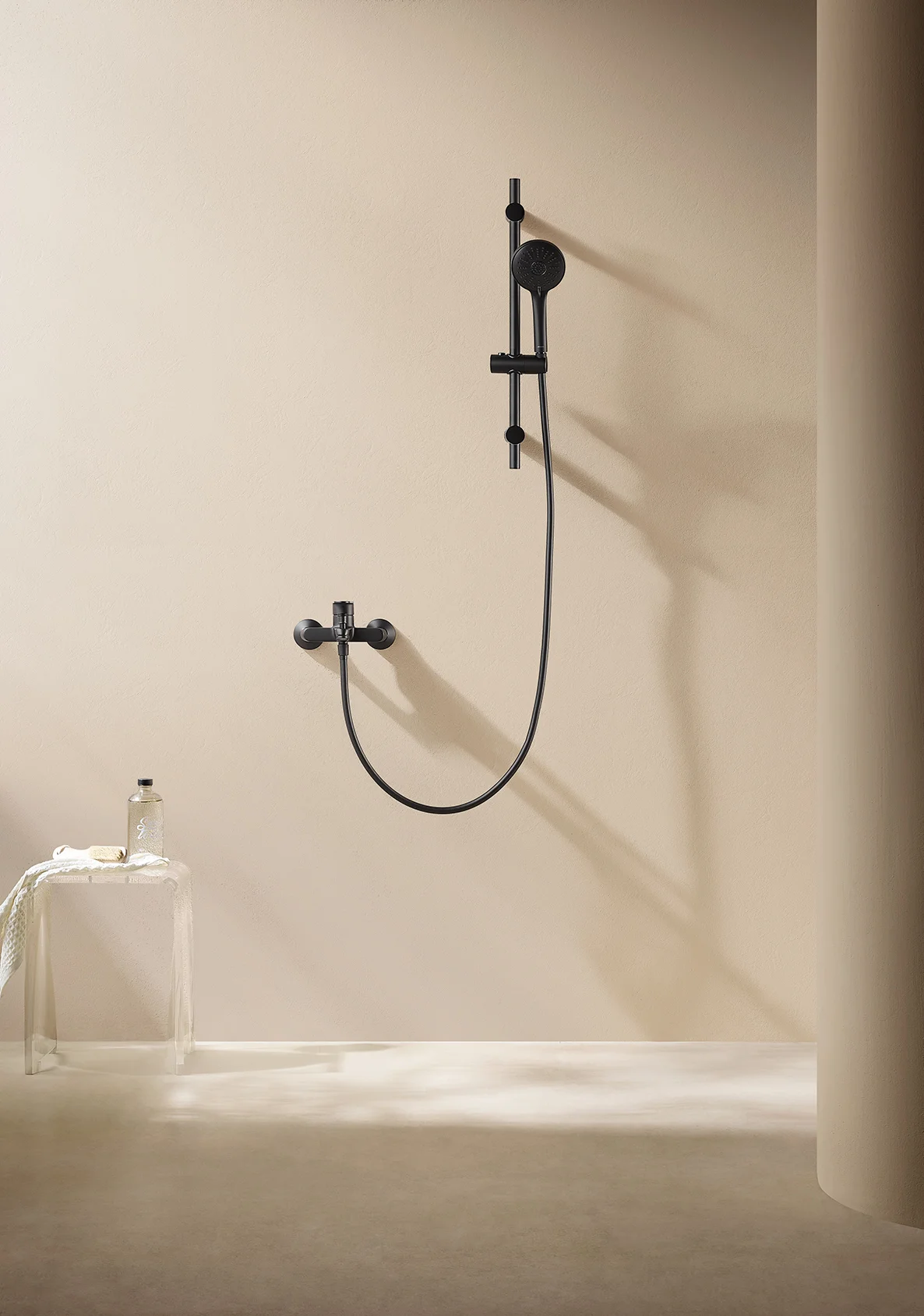 Смеситель для ванны ARROW AG3628MB-TZ с душевым гарнитуром и штангой, черный матовый