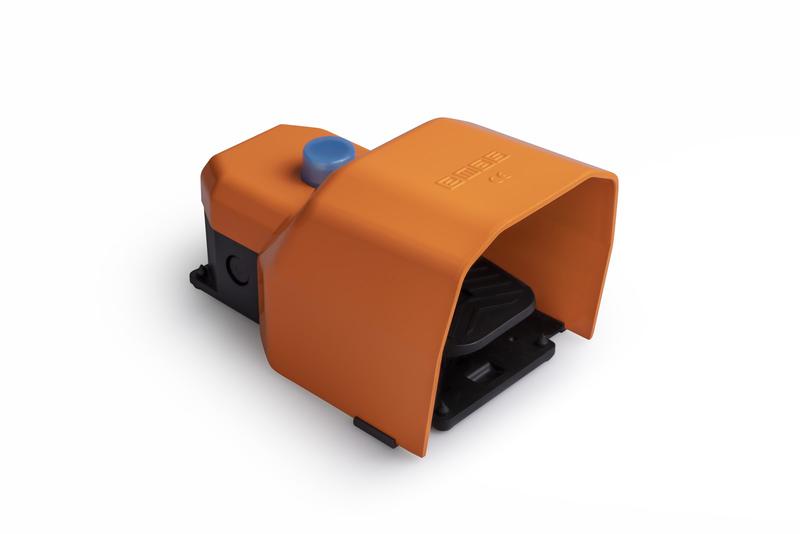 Педаль одиночная (1НО+1НЗ)+2НЗ 2 скорости с фиксацией с защитным кожухом (алюм.) оранж. цвета (250В AC 4А) IP65 EMAS PDKS11GX23T