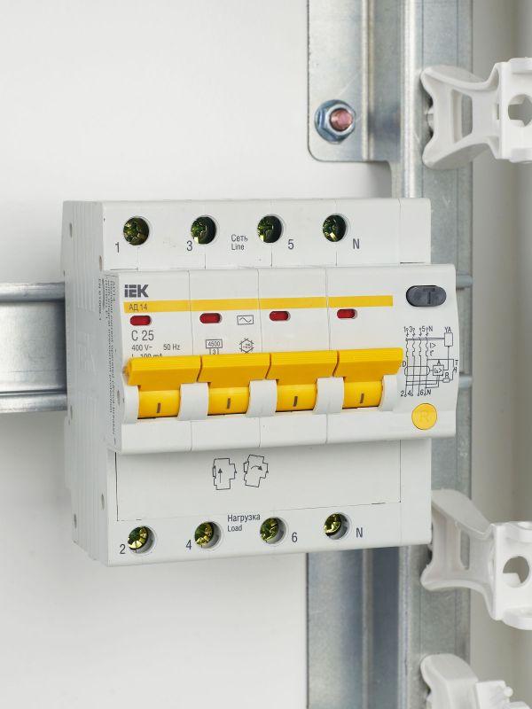 Выключатель автоматический дифференциального тока 4п C 25А 100мА тип AC 4.5кА АД-14 KARAT IEK MAD10-4-025-C-100