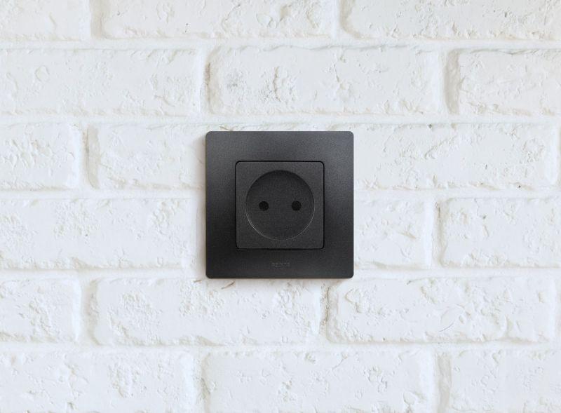 Розетка 1-м СП Etika 16А IP31 250В 2P без заземл. защ. шторки немецк. стандарт винтов. клеммы механизм антрацит IEK 672634