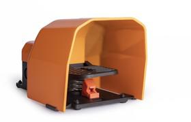 Педаль одиночная 1НО+1НЗ с фиксацией с защитным кожухом (алюм.) оранж. цвета (250В AC 4А) IP65 EMAS PDKS11BX11T