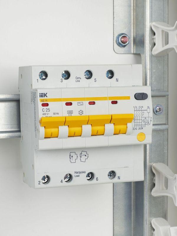 Выключатель автоматический дифференциального тока 4п C 25А 30мА тип AC 4.5кА АД-14 KARAT IEK MAD10-4-025-C-030