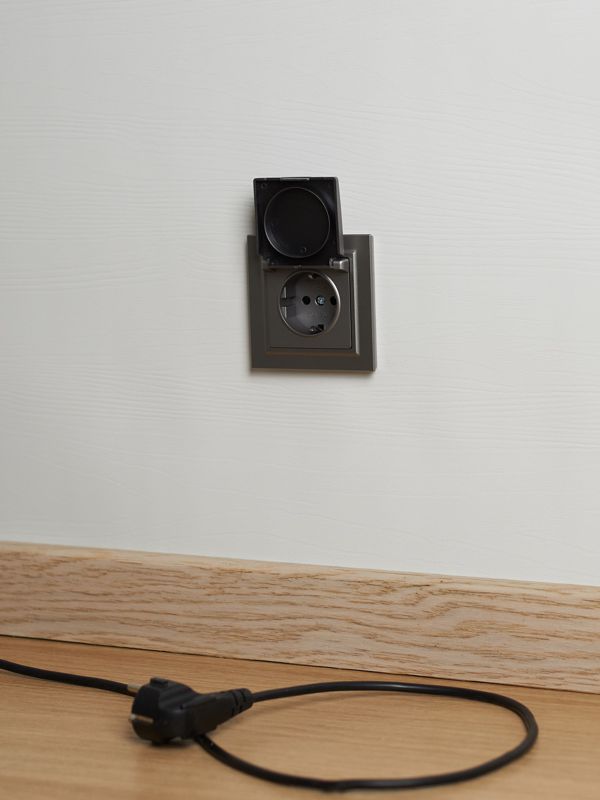 Розетка BRITE РСбш10-3-44-БрС 16А IP44 с заземл. защ. шторки с крышкой механизм сталь IEK BR-R16-16-44-K46