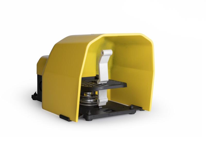 Педаль одиночная 2x(1НО+1НЗ) + 2x(1НО+1НЗ) 2 скорости с защитным кожухом (алюм.) желт. цвета основание для рукояти (250В AC 4А) IP65 EMAS PDKA11VX20