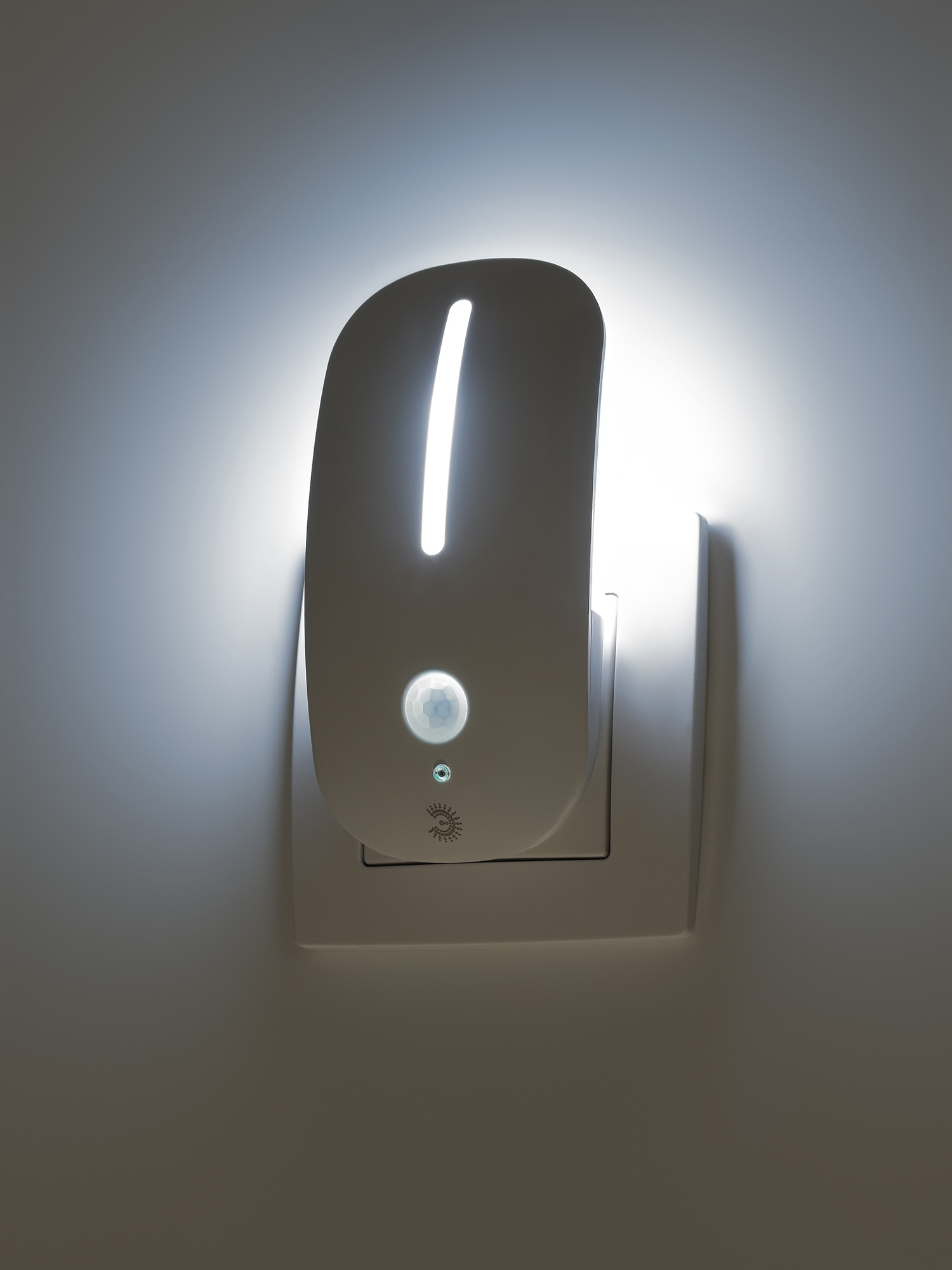 Ночник - светильник светодиодный NN-621-LS-MS-W в розетку с датчиком освещенности и датчиком движения белый