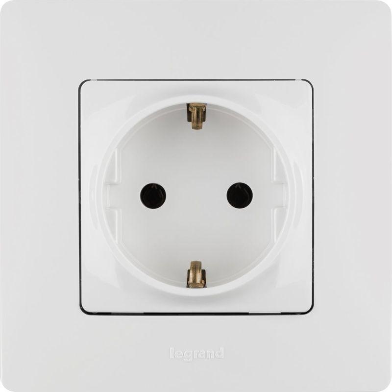 Розетка 1-м СП Etika 16А IP20 250В 2P+E с заземл. немецк. стандарт винтов. клеммы механизм бел. IEK 672221