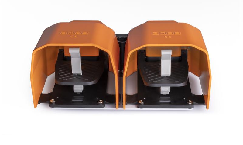 Педаль двойная (1НО+1НЗ) + (1НО+1НЗ) с фиксацией с защитным кожухом (алюм.) оранж. цвета основание для рукояти (250В AC 4А) IP65 EMAS PDKA22BB11T