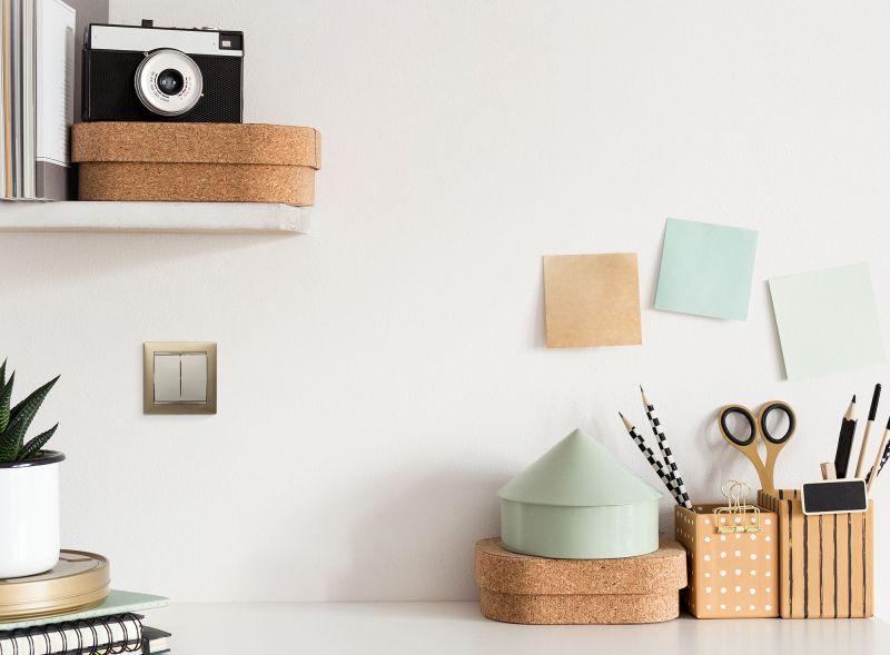 Выключатель 2-кл. СП Valena 10А IP31 250В механизм сл. кость IEK 774305