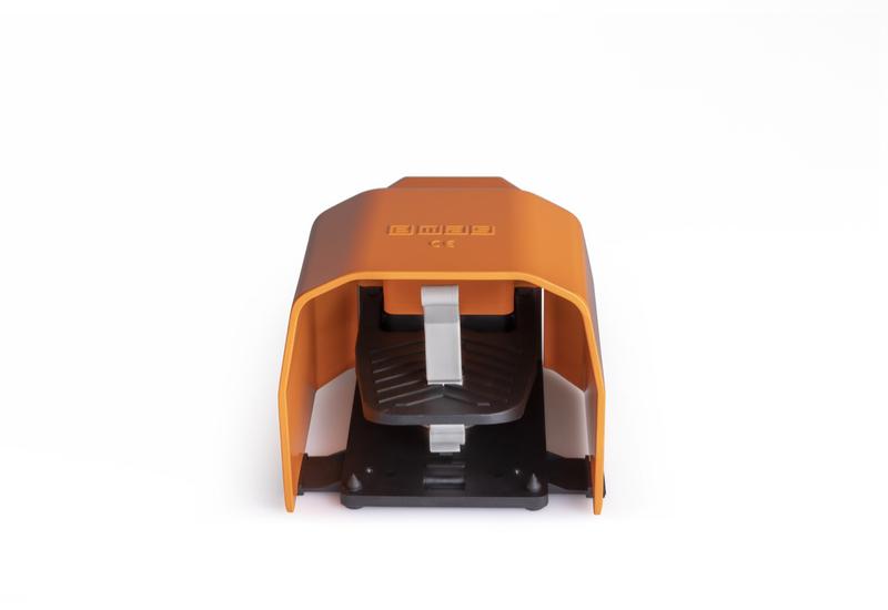 Педаль одиночная 1НО+1НЗ с защитным кожухом (алюм.) оранж. цвета основание для рукояти (250В AC 4А) IP65 EMAS PDKA11BX10T