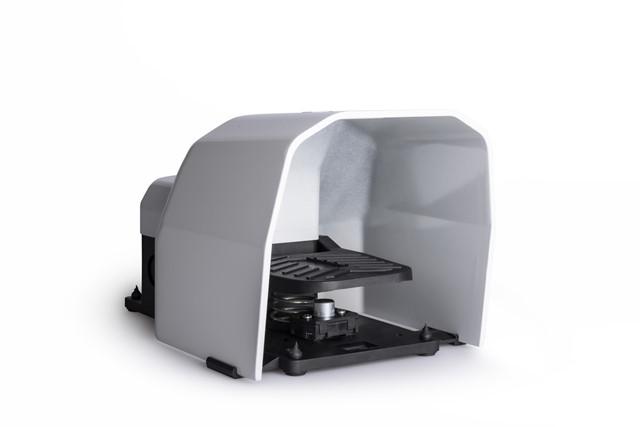 Педаль одиночная (1НО+1НЗ)+2НЗ 2 скорости с фиксацией с защитным кожухом (алюм.) сер. цвета (250В AC 4А) IP65 EMAS PDKS11GX23G