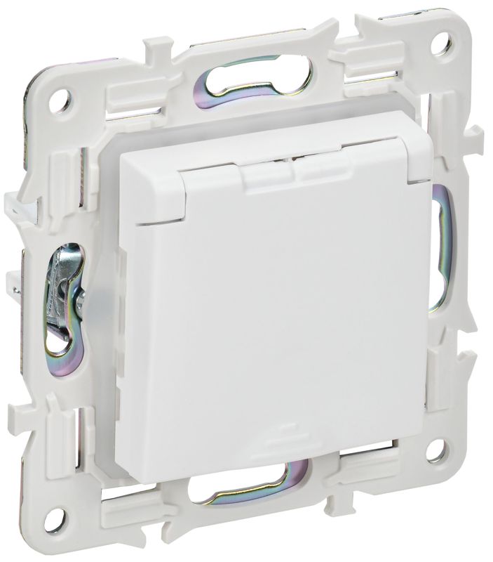 Розетка 1-м SKANDY 16А IP44 с заземл. защ. шторки с крышкой SK-R11W арктич. бел. IEK SK-R16-16-44-K01