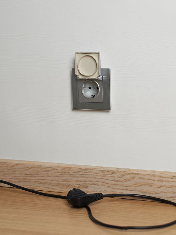 Розетка BRITE РСбш10-3-БрА 16А IP20 с заземл. защ. шторки с крышкой механизм алюм. IEK BR-R16-16-K47