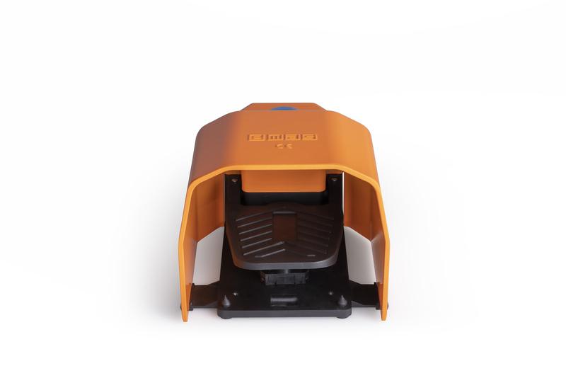 Педаль одиночная (1НО+1НЗ)+2НЗ 2 скорости с фиксацией с защитным кожухом (алюм.) оранж. цвета (250В AC 4А) IP65 EMAS PDKS11GX23T