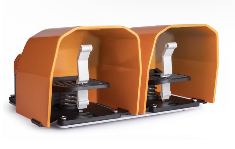 Педаль двойная (1НО+1НЗ) + (1НО+1НЗ) с защитным кожухом (алюм.) оранж. цвета основание для рукояти (250В AC 4А) IP65 EMAS PDKA22BB10T