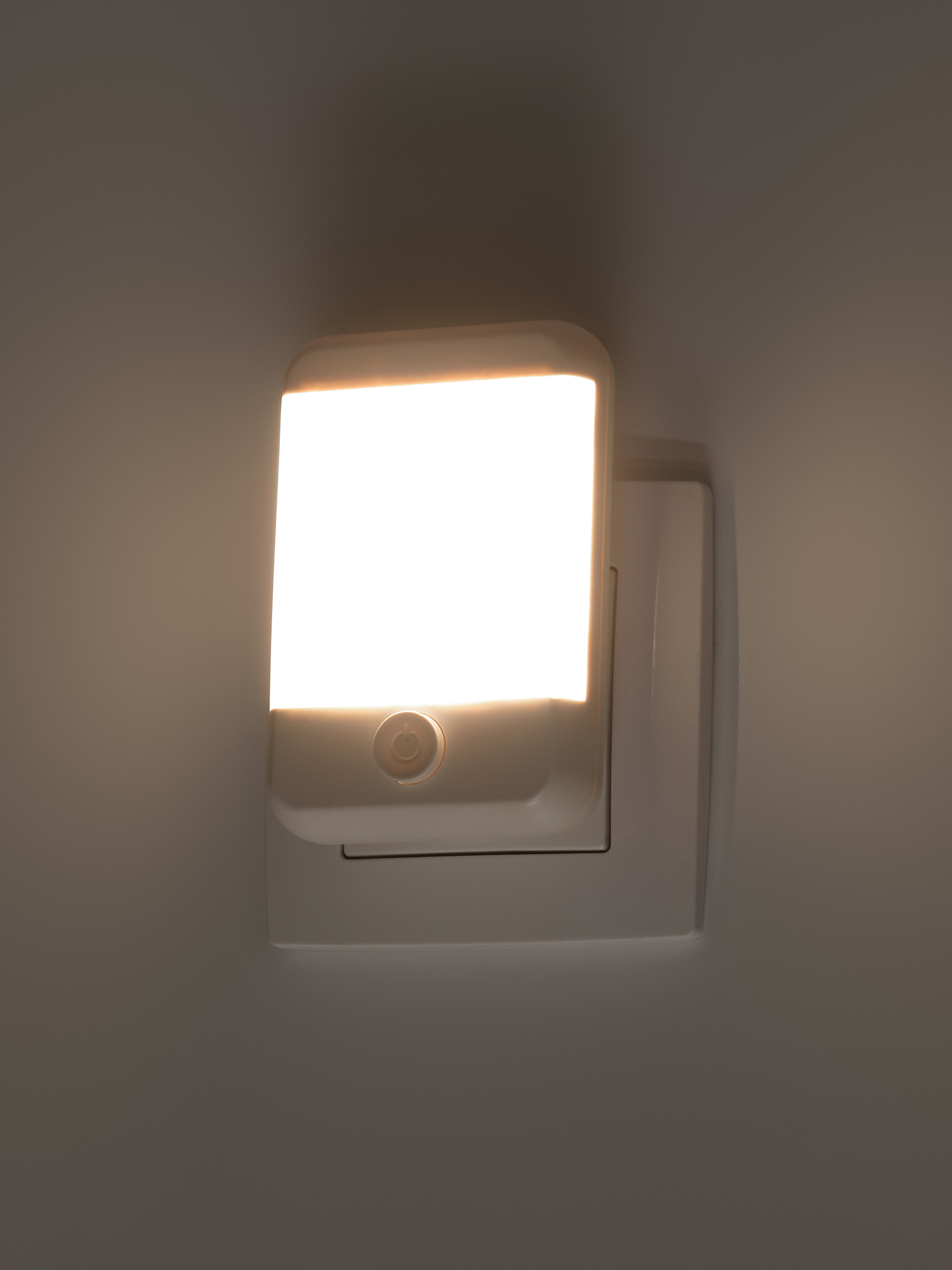 Ночник - светильник светодиодный NN-624-SW-W в розетку с выключателем белый