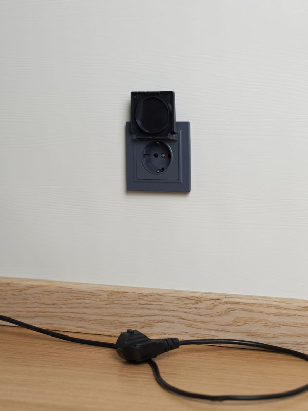 Розетка BRITE РСбш10-3-БрМ 16А IP20 с заземл. защ. шторки с крышкой механизм маренго IEK BR-R16-16-K35