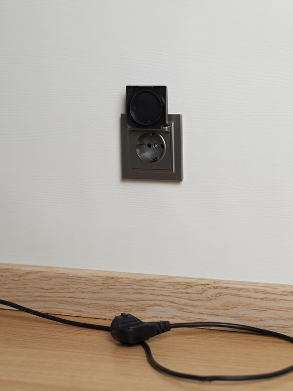 Розетка BRITE РСбш10-3-БрС 16А IP20 с заземл. защ. шторки с крышкой механизм сталь IEK BR-R16-16-K46