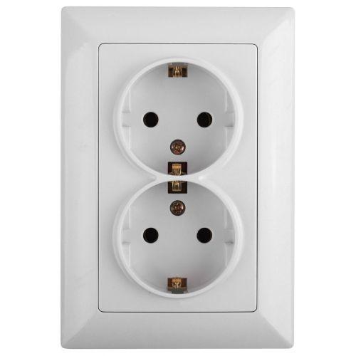 Розетка 2-м СП Solo 4-208-01 16А 250В IP20 2х2P+E Schuko с заземл. защ. шторки бел. Intro Б0053697