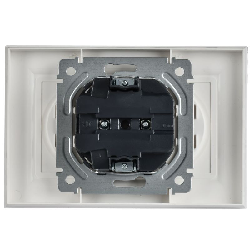 Розетка 2-м СП BRITE РС12-2-БрАБ 10А в сборе без заземл. без защ. шторок арктич. бел. IEK BR-R20-10-K91-F