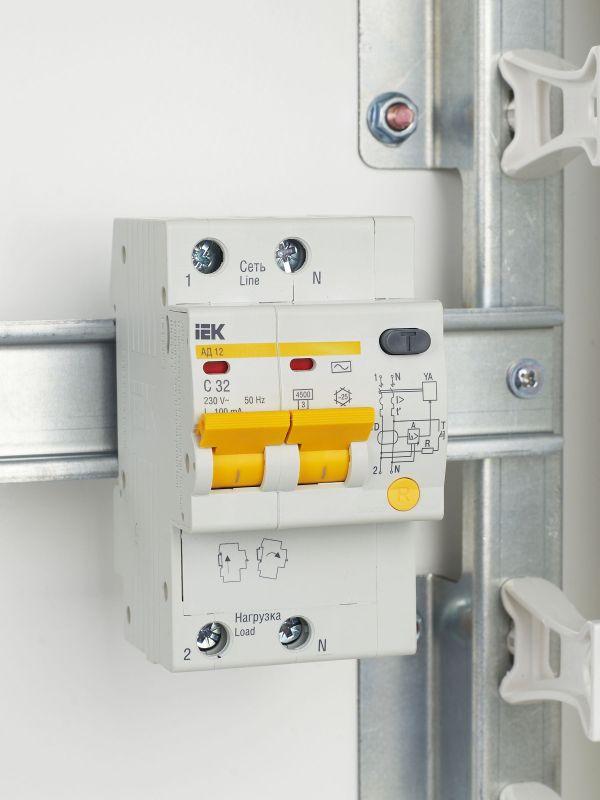 Выключатель автоматический дифференциального тока 2п C 32А 100мА тип AC 4.5кА АД-12 IEK MAD10-2-032-C-100