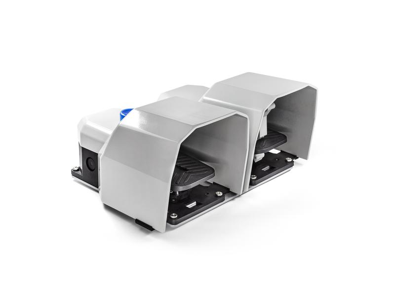 Педаль двойная (1НО+1НЗ) + ((1НО+1НЗ)+2НЗ) 2 скорости с фиксацией с защитным кожухом (алюм.) желт. цвета с рукояткой со стойкой (250В AC 4А) IP65 EMAS PDKA22BG33O