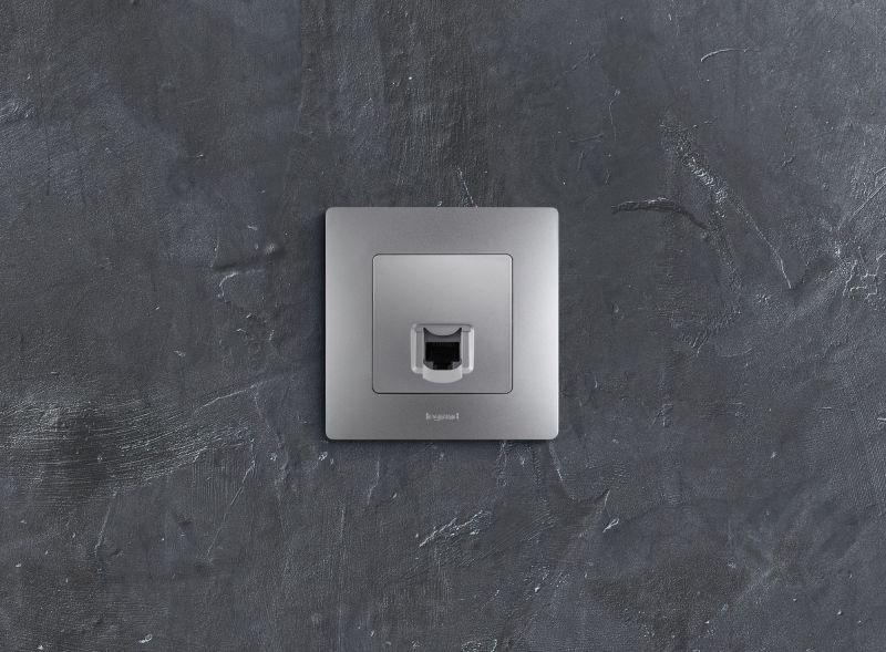 Розетка компьютерная 1-м СП Etika RJ45 кат.5E UTP механизм алюм. IEK 672441