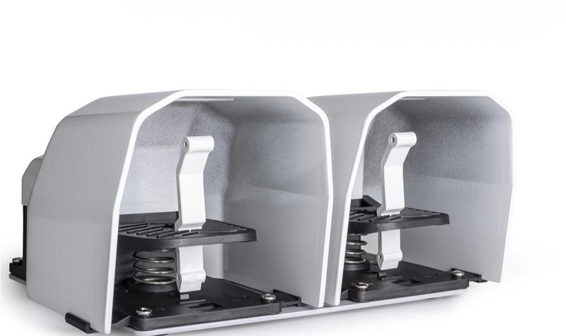 Педаль двойная (1НО+1НЗ) + (1НО+1НЗ) с фиксацией с защитным кожухом (алюм.) сероого цвета основание для рукояти (250В AC 4А) IP65 EMAS PDKA22BB11G