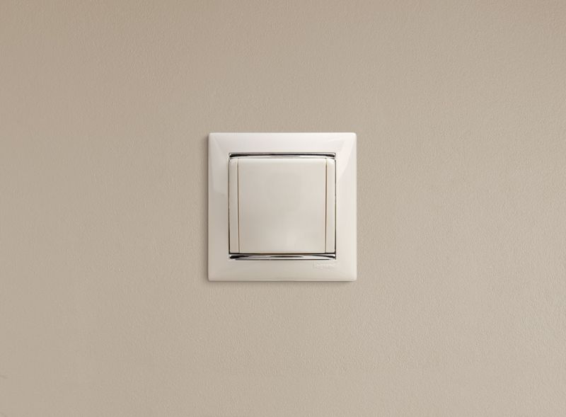 Розетка 1-м СП Valena 16А IP21 2P+E с заземл. защ. шторки с крышкой винты механизм бел. IEK 774422