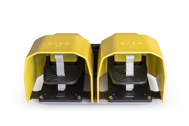 Педаль двойная 2x(1НО+1НЗ) + (1НО+1НЗ) 2 скорости с защитным кожухом (алюм.) желт. цвета основание для рукояти (250В AC 4А) IP65 EMAS PDKA22GB20