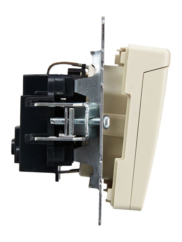 Розетка BRITE РСбш10-3-БрКр 16А IP20 с заземл. защ. шторки с крышкой механизм беж. IEK BR-R16-16-K10