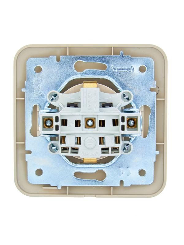 Розетка 1-м СП ASTI 16А IP20 с заземл. с крышкой термопласт в сборе крем. LEZARD 7081-0303-123В
