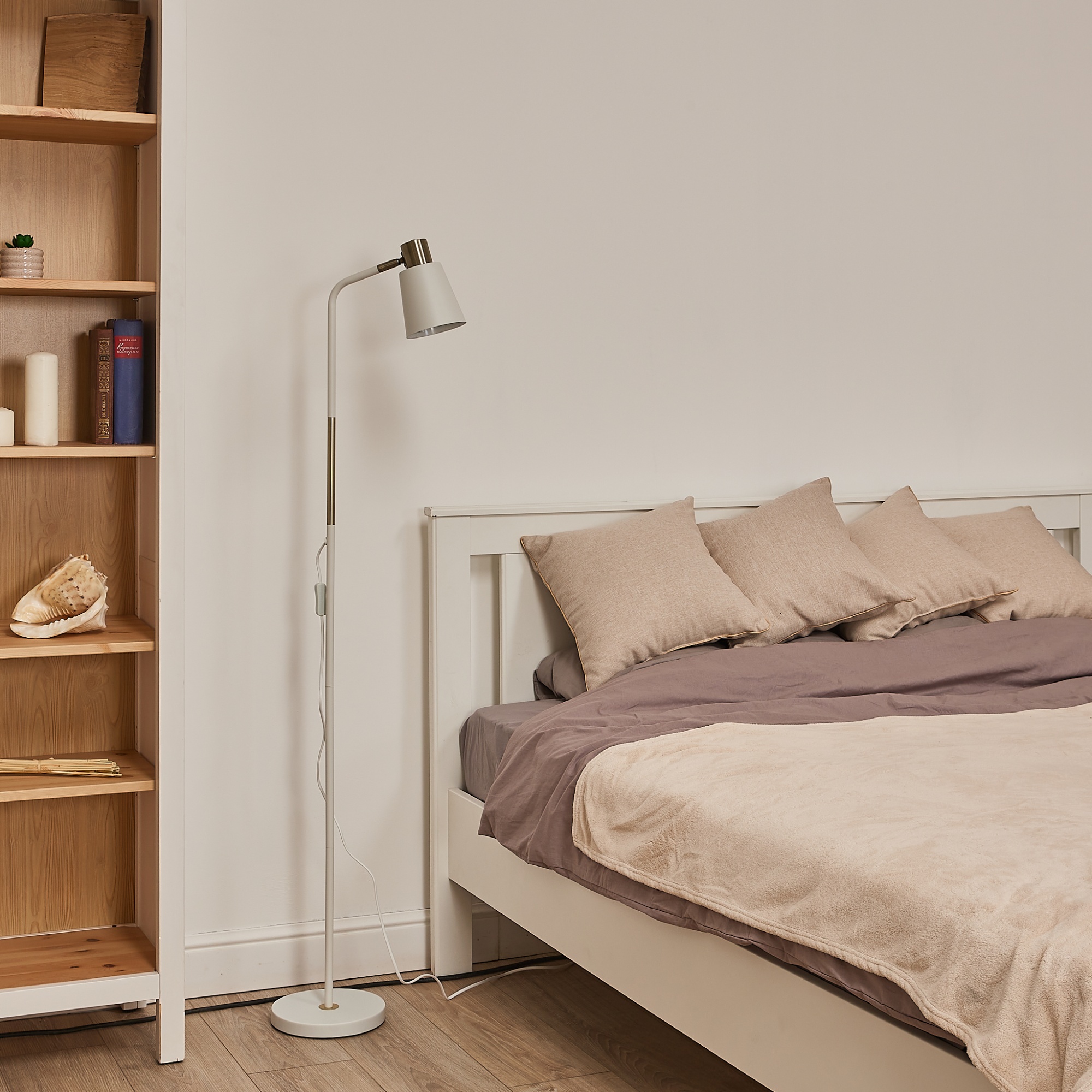 Торшер UML-T700 E27 WHITE напольный под лампу Е27 60W с регулировкой наклона Механический выключатель Белый ТМ